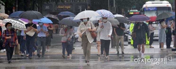 [포토] 발걸음 재촉하는 시민들