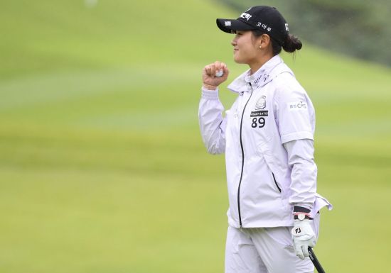 박현경이 아이에스동서 부산오픈 최종일 연장 우승 직후 환호하고 있다. 사진=KLPGA