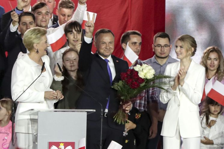 두다 폴란드 대통령, 재선 성공…득표차 불과 2%대 접전