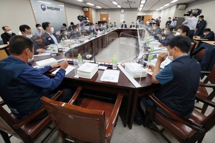 사상 첫 최저임금 1%대 인상…"코로나發 고용위기 대응"(종합2보)