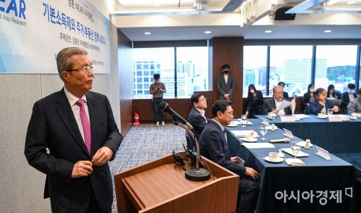 [포토]연단으로 이동하는 김종인 위원장