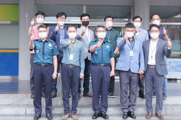 [포토] 김남현 전남경찰청장, 사기 피해 막은 장성경찰에 표창
