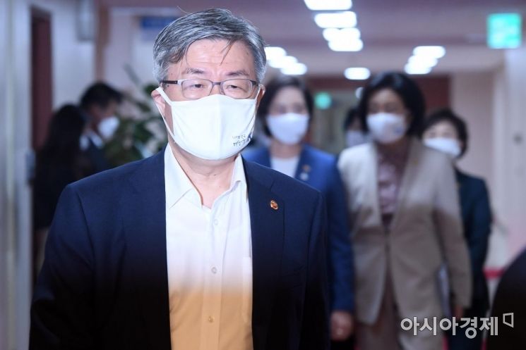 [포토] 국무회의 참석하는 이재갑 장관