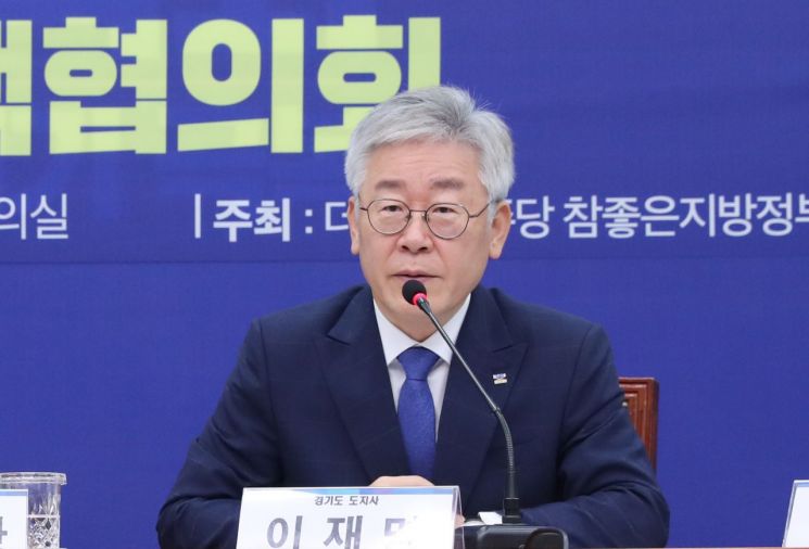 대법원 판결 앞둔 이재명…시도지사 지지도 '첫 1위'