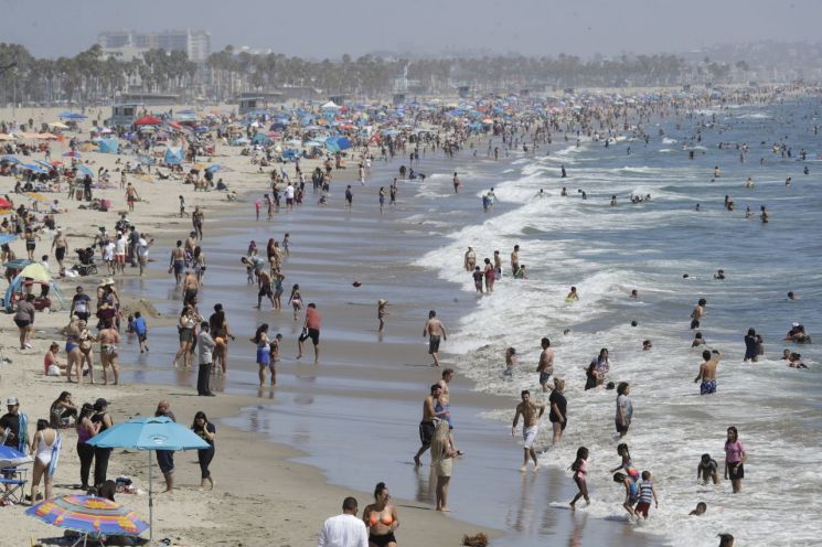 지난 12일 캘리포니아주 산타모니카 해변에서 시민들이 해수욕을 즐기고 있다. [이미지출처=AP연합뉴스]