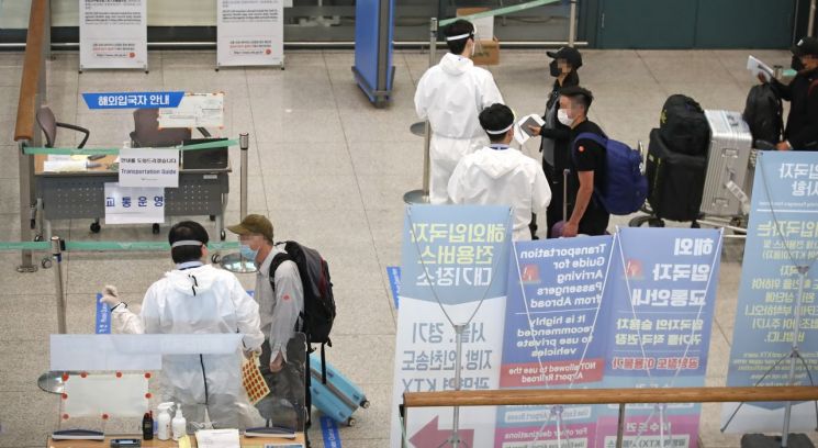 인천국제공항 1터미널에서 관계자들이 해외 입국자들을 안내하고 있다.<이미지:연합뉴스>