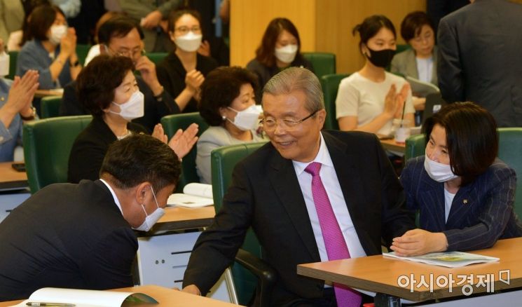 [포토] 입양정책 마련을 위한 토론회 참석한 김종인
