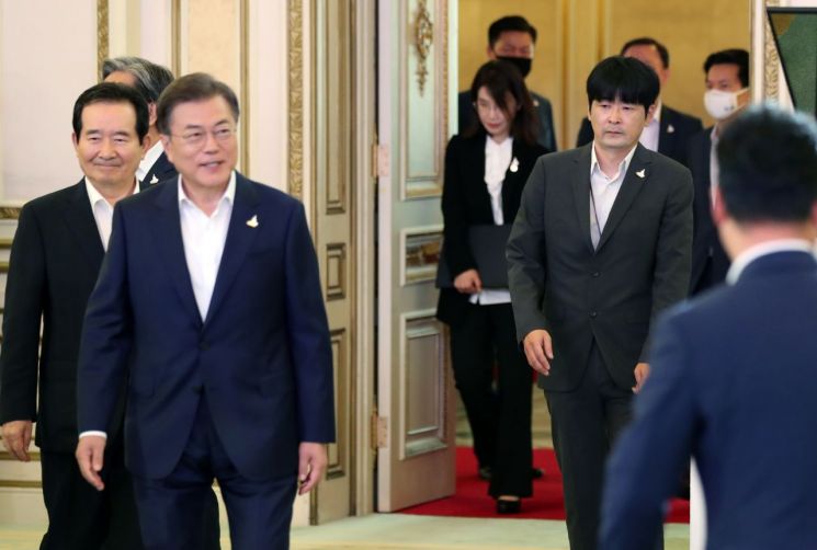 탁현민 "5년 동안 칭찬 한번 없던 文…여름 휴가 땐 찐빵·국밥 얘기도"