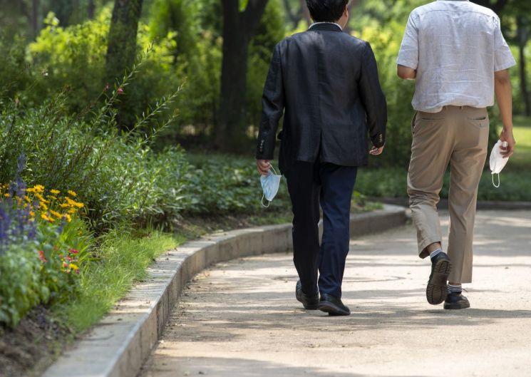 후텁지근한 날씨를 보인 지난 2일 오후 서울 여의도공원에서 직장인들이 점심시간을 맞아 산책을 하고 있다. / 사진=연합뉴스