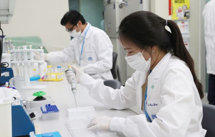 국제백신연구소(IVI)에서 연구원들이 백신 개발 관련 실험을 하고 있다.<이미지:연합뉴스>