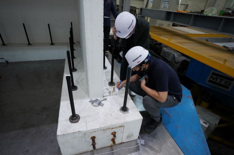 한국원자력연구원 연구팀이 실험 종료 후 전단벽 구조몰의 지진 안전성을 검토하고 있다.