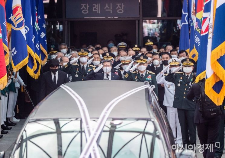 [포토]고 백선엽 장군에게 거수 경례하는 정경두 국방부 장관