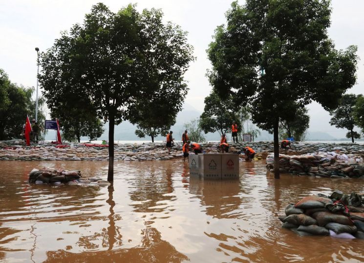 중국, 홍수와 코로나로 식탁물가 급등 위험