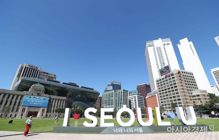 [포토]시청 서울광장 위로 드러난 맑은 하늘 