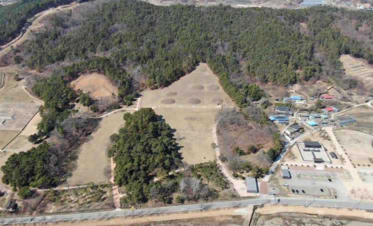 부여 능산리 고분군, 복원된 모습보다 훨씬 컸다