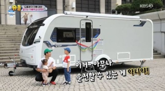 지난달 28일 방송된 '슈퍼맨이 돌아왔다'에서는 도경완 아나운서가 방송 중 안전벨트를 착용하지 않은 장면이 전파를 탔다./사진=KBS2 예능프로그램 '슈퍼맨이 돌아왔다' 방송화면 캡처
