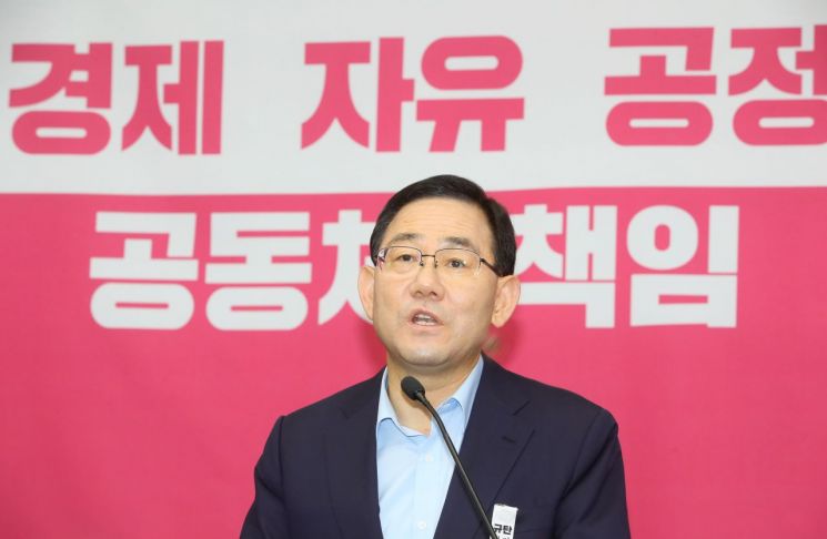 주호영 미래통합당 원내대표가 15일 국회에서 열린 의원총회에서 발언하고 있다. [이미지출처=연합뉴스]