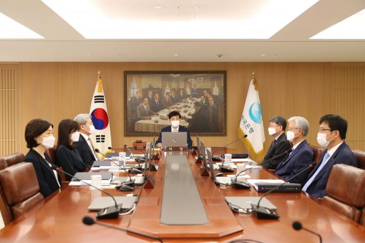 16일 서울 중구 한국은행에서 이주열 한은 총재 주재로 금융통화위원회 회의가 열리고 있다. 한은은 이날 금통위에서 기준금리를 0.50%로 동결했다.