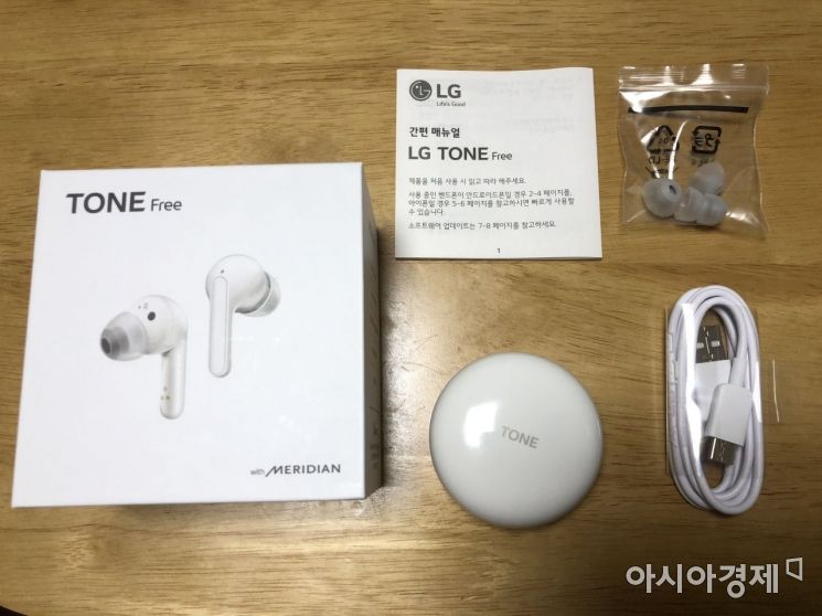 톤프리 구성품은 본품과 실리콘 이어젤 여분, USB-C타입 케이블이다.