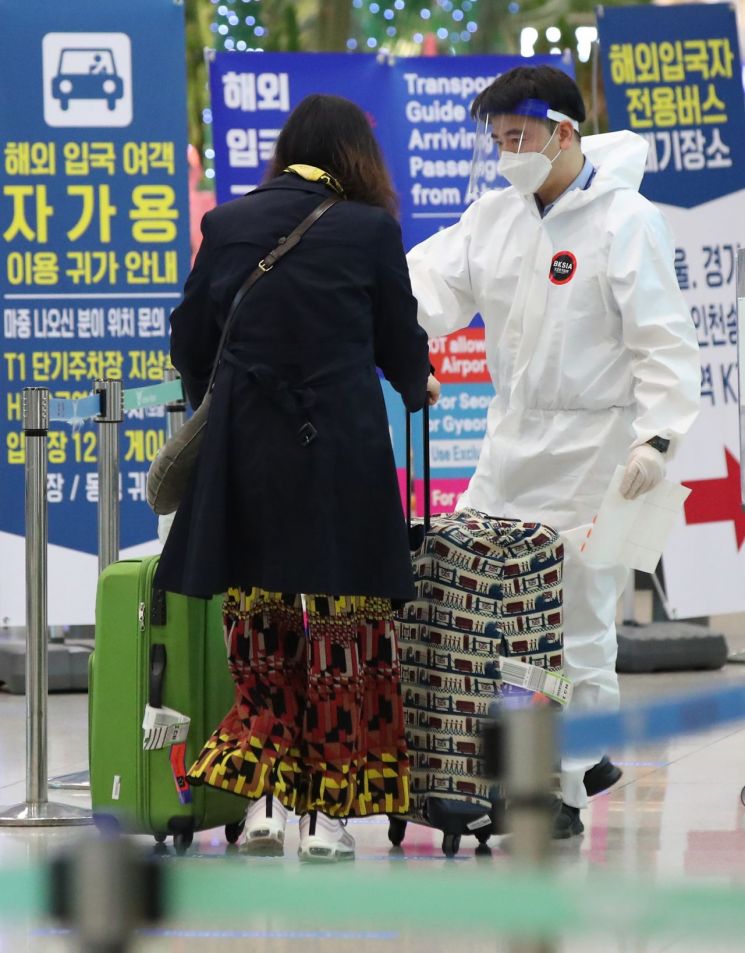 인천국제공항 1터미널에서 입국자가 관계자의 안내를 받고 있다.<이미지:연합뉴스>