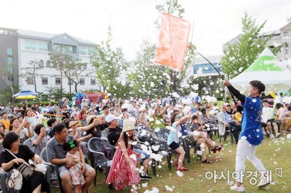 2019광주세계수영선수권대회 마지막 날 남부대학교 잔디 광장에서 펼쳐진 비눗방울 공연.