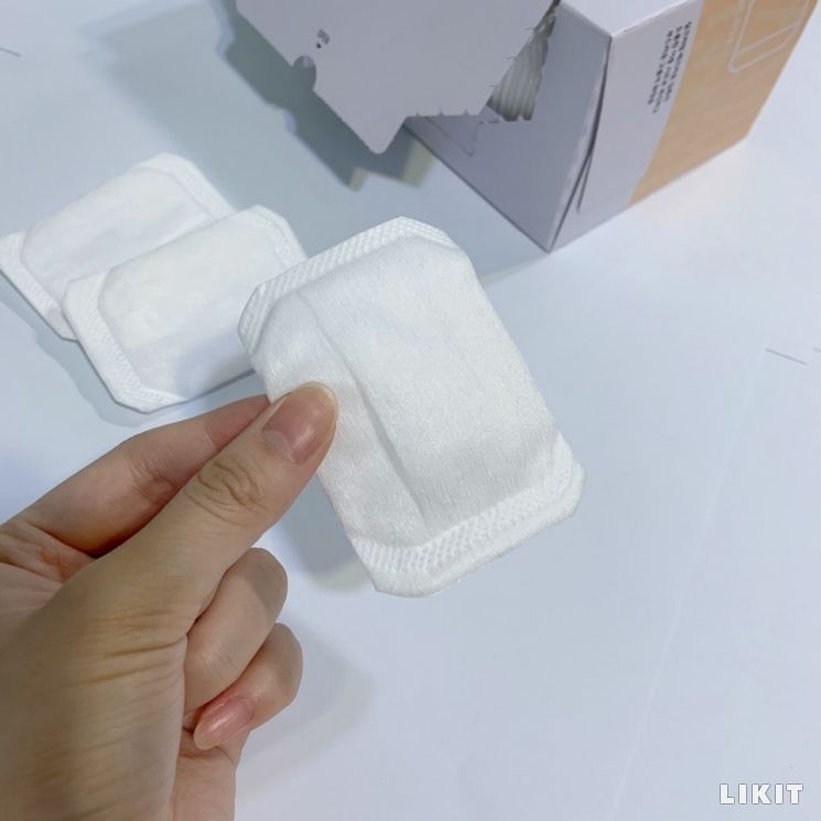 손가락을 끼워 사용할 수 있도록 되어 있다.