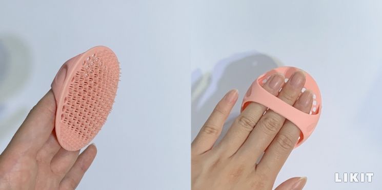 이렇게 손을 끼워 사용하는 방식. 클렌징 폼 거품 위에서 사용하면, 미끄러워서 손가락이 잘 빠진다.