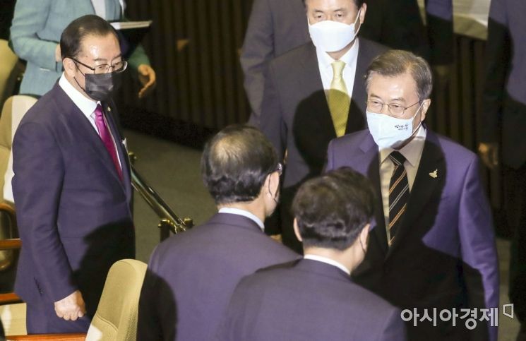 문재인 대통령이 16일 국회 본회의장에서 열린 21대 국회 개원식에 참석, 개원축하 연설을 마친 후 주호영 미래통합당 원내대표와 인사를 나누고 있다./윤동주 기자 doso7@