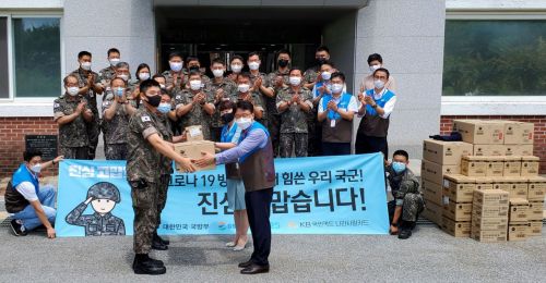 지난 16일 김상목 GS25 4부문장(앞줄 우측1번째), 박윤정 GS25 경영주협의회 회장(두번째줄 우측 1번째)이 김진호 상병(앞줄 좌측 1번째), 이인창 동구지역대장(두번째줄 좌측 1번째)에게 물품을 전달하고 있다.