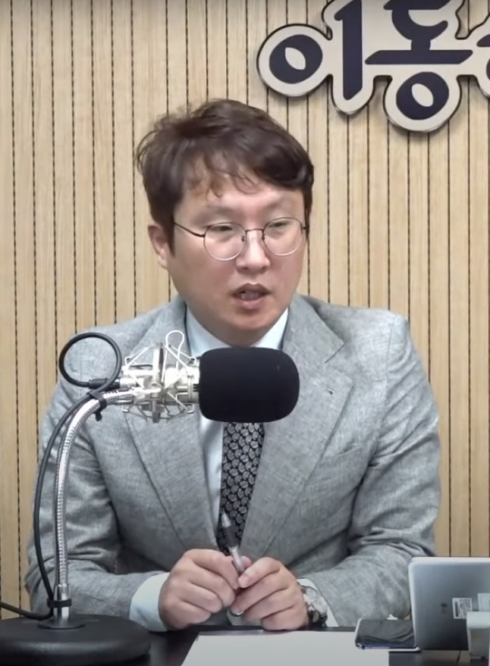 YTN라디오 '이동형의 뉴스 정면승부' 진행자인 이동형 작가가 박 전 시장 성추행 사건의 피해자에게 '2차 가해' 발언을 했다는 주장이 나오면서 논란이 되고 있다. 사진=유튜브 채널 '이동형 TV' 캡처