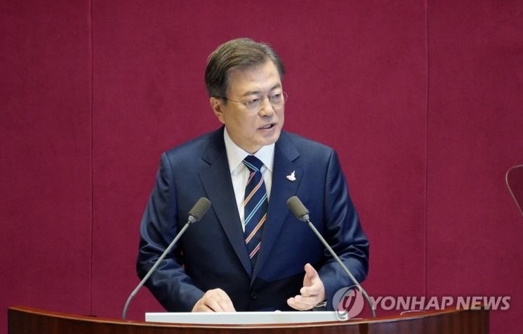문재인 대통령이 16일 국회에서 열린 제21대 국회 개원식에서 연설하고 있다. [이미지출처=연합뉴스]