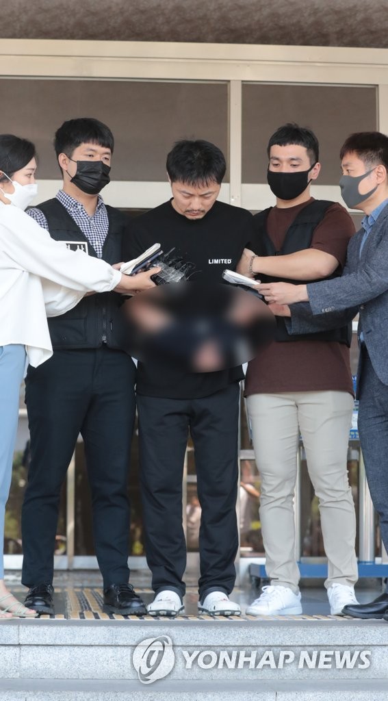 미성년자 성 착취물 1천300개를 제작해 음란사이트에 연재한 배준환이 17일 오후 제주동부경찰서에서 검찰로 이송되고 있다. [이미지출처=연합뉴스]