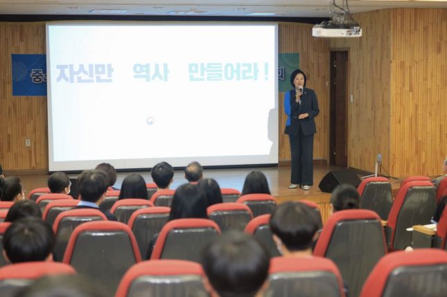 박영선 중소벤처기업부 장관이 17일 경기 남양주 심석고등학교를 방문해 기업가정신과 스타트업을 주제로 강연하고 있다.