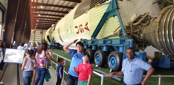 미항공우주국(NASA) 방문, 아폴로 우주선 1단 추진체 새턴 5호 앞에선 신진 작가와 신명 작가.