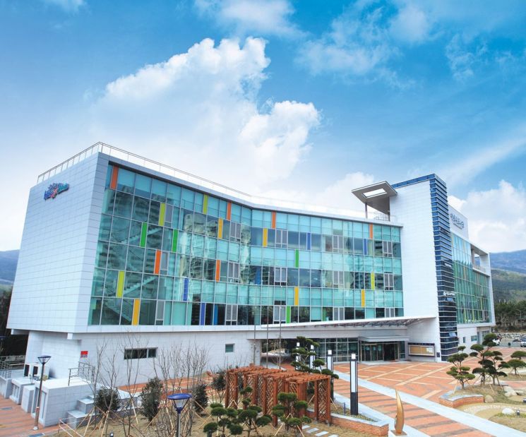 부산 해운대도서관. 여름방학 기간 어린이들의 흥미를 끄는 체험 프로그램을 운영한다.