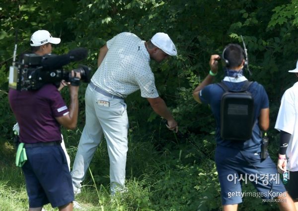 브라이슨 디섐보가 메모리얼토너먼트 둘째날 15번홀에서 공을 찾고 있다. 더블린(美 오하이오주)=Getty images/멀티비츠