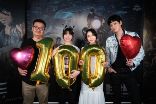 영화 '반도'의 연상호 감독과, 배우 강동원, 이정현, 이레가 100만 관객 돌파를 축하하고 있다. 사진=NEW 제공