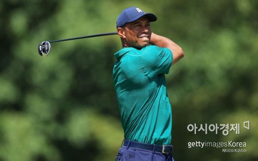 타이거 우즈가 메모리얼토너먼트 셋째날 18번홀에서 티 샷을 하고 있다. 더블린(美 오하이오주)=Getty images/멀티비츠