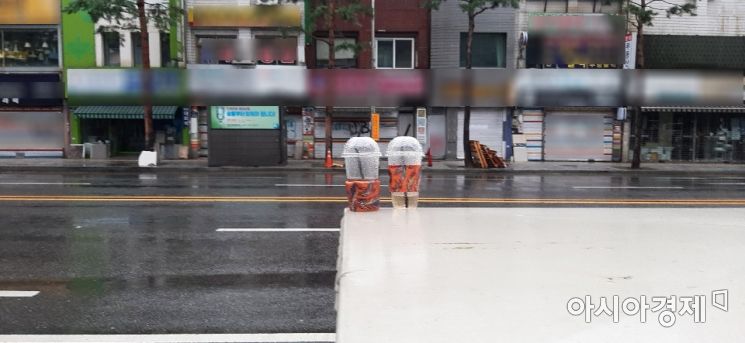 한 전기 시설물 위에 투기 된 음료 컵 쓰레기. 용기 안에 음료가 그대로 담겨있다. 사진=한승곤 기자 hsg@asiae.co.kr