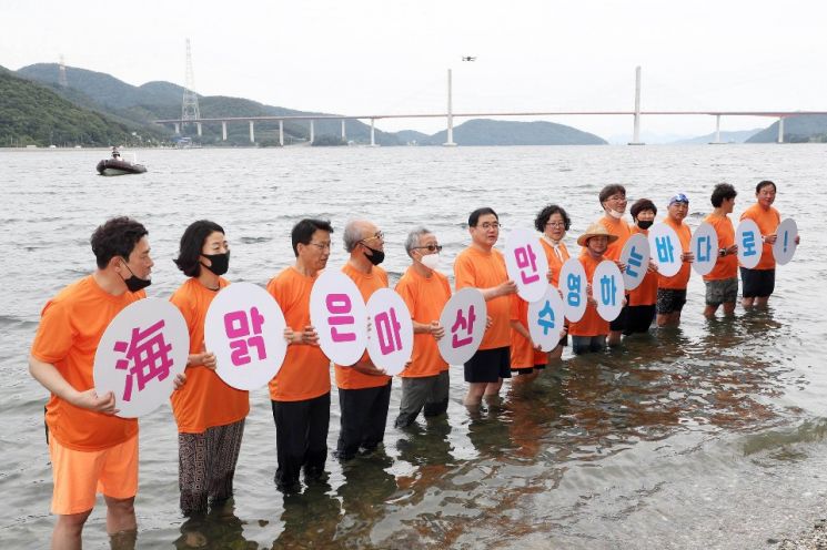 마산만 수질 살리기에 적극 동참하고 있는 허성무 창원시장. 지난 달 17일 허 시장은 마산만을 수영하기도 했다.(사진=창원시)