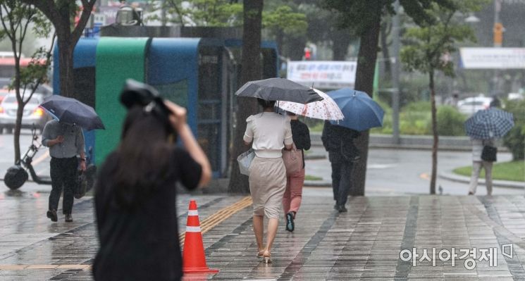 비가 내리는 서울 중구 태평로에서 직장인들이 출근길에 오르고 있다./강진형 기자aymsdream@