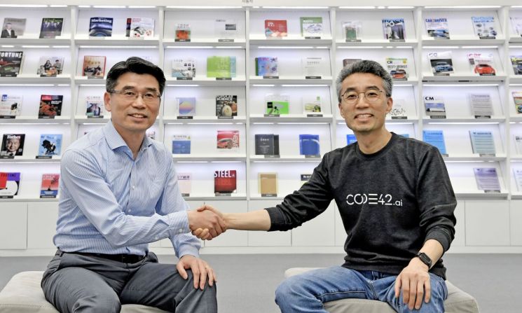 Kia Motors has established 'Purple M,' an e-mobility specialized company based on electric vehicles tailored to customers, and is strengthening cooperation with Code42. Song Ho-sung, President of Kia Motors (left), and Song Chang-hyun, CEO of Code42, are exchanging opinions on the business and shaking hands. (Photo by Kia Motors)