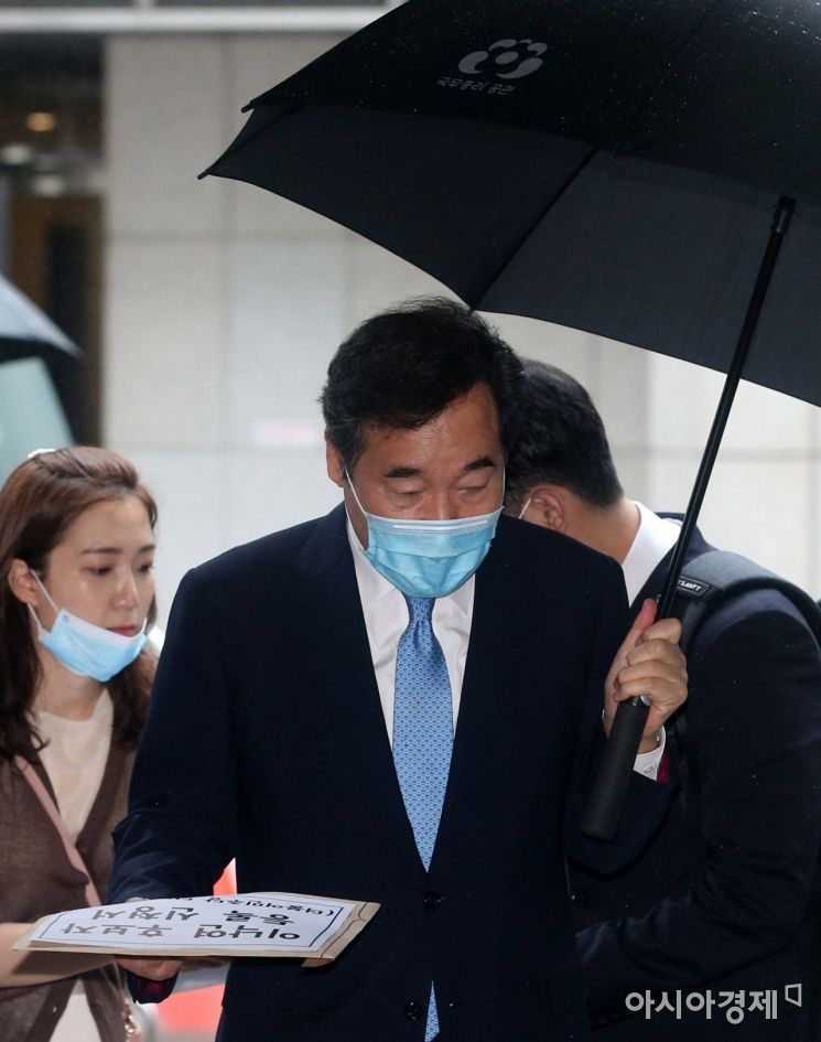 이낙연 더불어민주당 의원이 20일 서울 여의도 중앙당사에서 8·29 전당대회 당 대표 후보자 등록을 위해 당사로 들어서고 있다./윤동주 기자 doso7@