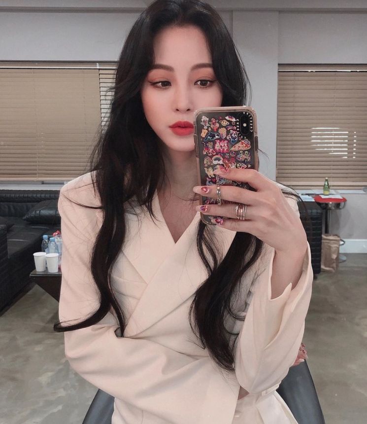 한예슬의 물방울 파츠 네일. 사진=한예슬 인스타그램