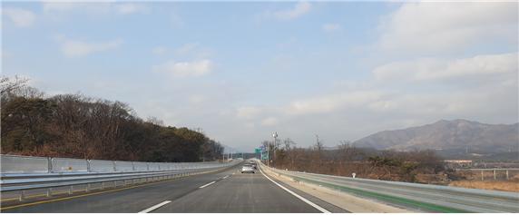 지난 달 개통된 파주~가평을 잇는 국도 37호선
