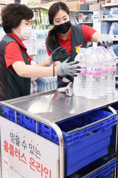 2ℓ짜리 6개 들이 물 세트를 스캔하기 위해 잠시 카트 위에 올려놓고 있는 모습