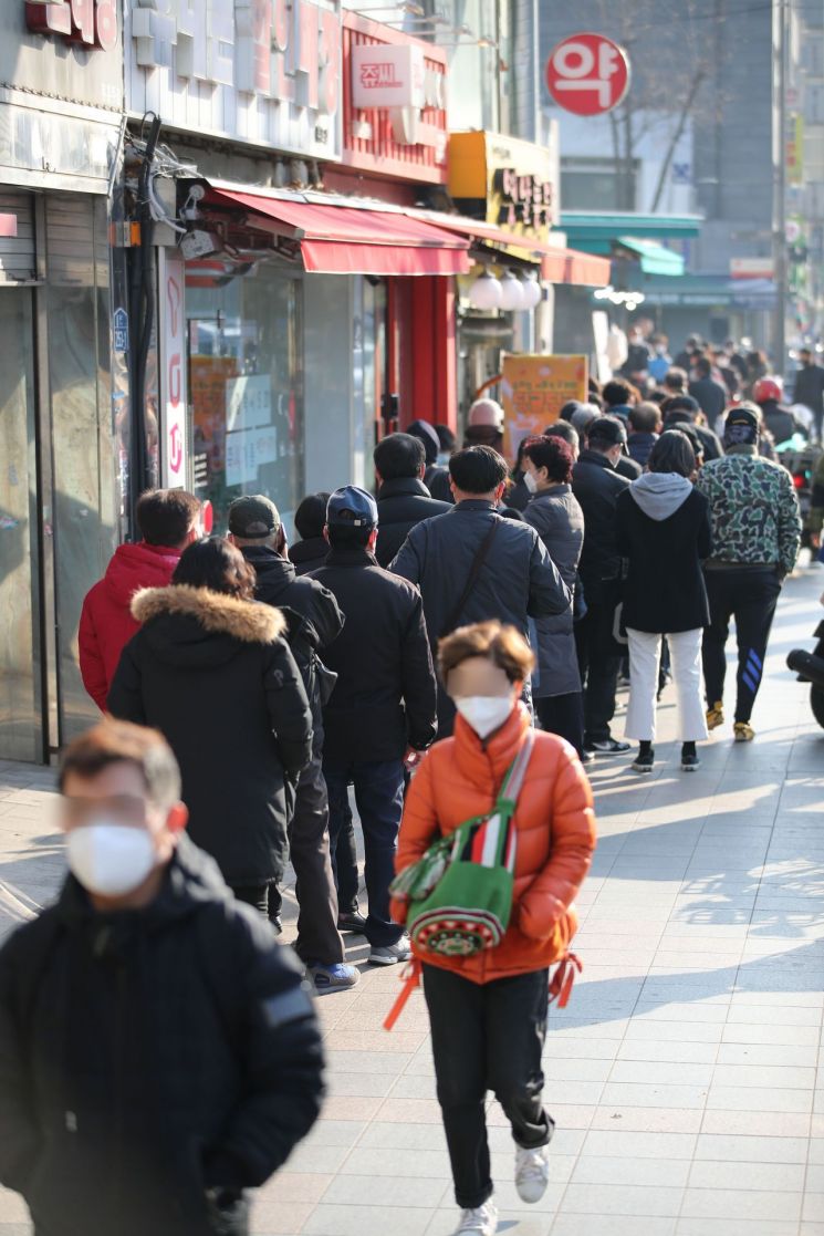 지난 3월 초순 서울 종로5가 인근의 한 약국 앞에 시민들이 마스크를 구매하기 위해 줄을 서 있다.<이미지:연합뉴스>