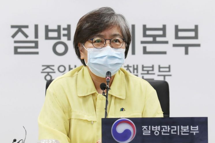 정은경 중앙방역대책본부장(질병관리본부장)이 16일 오후 충북 청주시 질병관리본부 상황판단실에서 중앙방역대책본부 전체회의를 주재하며 코로나19 국내 발생 현황 및 확진환자 관련 등의 논의를 하고 있다.<이미지:연합뉴스>