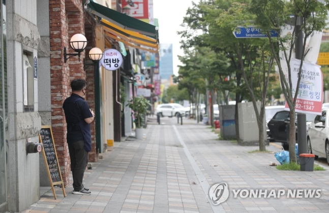 19일 오후 광주 서구 치평동 상점 거리가 한산하다. 광주에서 사흘간 머문 송파 60번 확진자로부터 n차 감염이 발생해 방역당국이 긴장하고 있다/사진=연합뉴스