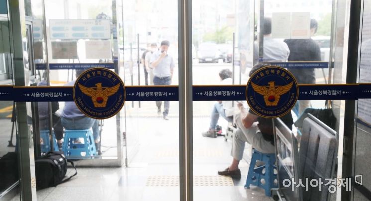 고 박원순 전 서울시장 사망 사건을 수사 중인 경찰이 임순영 서울시 젠더특별보좌관 등 관계자들을 이번 주 소환 조사할 것으로 보인다. 20일 서울 성북경찰서 앞에서 취재진이 대기하고 있다. /문호남 기자 munonam@